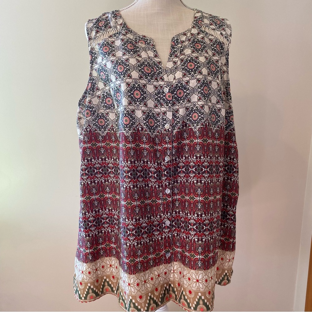 Sleeveless tank button up with V neck an lace design in upper back